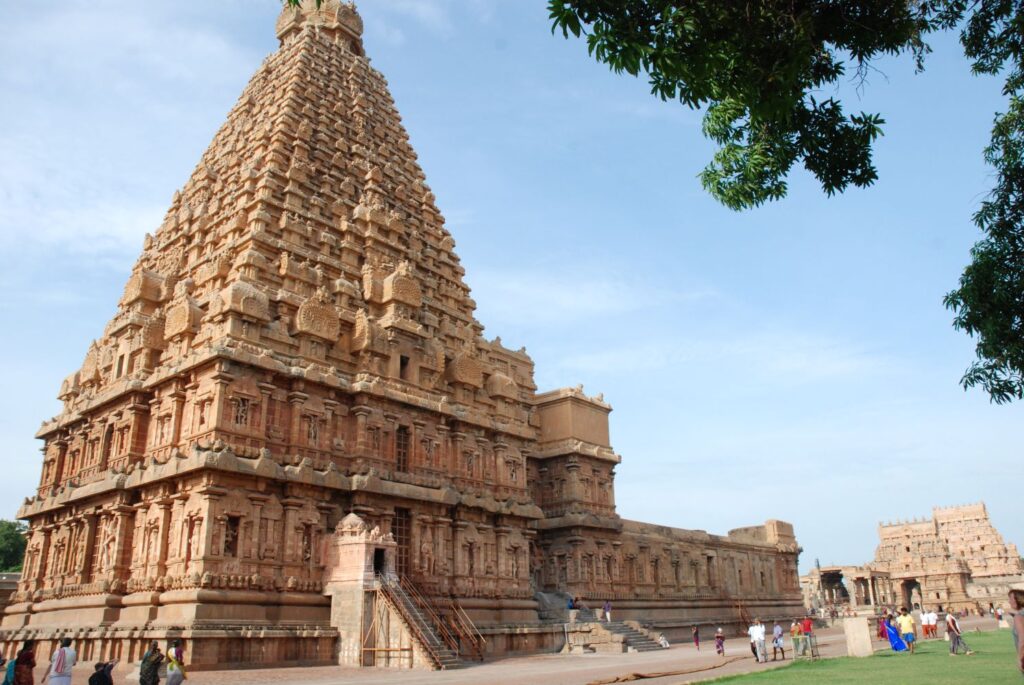 A dél-indiai, Tamilnádu állambéli Tandzsávúr híres Síva templománál is, mint minden dél-indiai templomnál kiemelkedő szerepe van a méretek és arányok szimfóniájának.