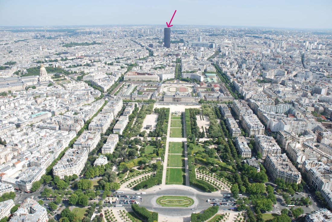 Kutakodtam egy kicsit a párizsi fotóim között és megtaláltam ezt a bizonyos toronyházat. (Piros nyíllal jelöltem a fotón.) A kép egyébként az Eiffel toronyból készült és jól látszik, mennyire befolyásolja csak ez az egy nagyon magas torony a városképet.