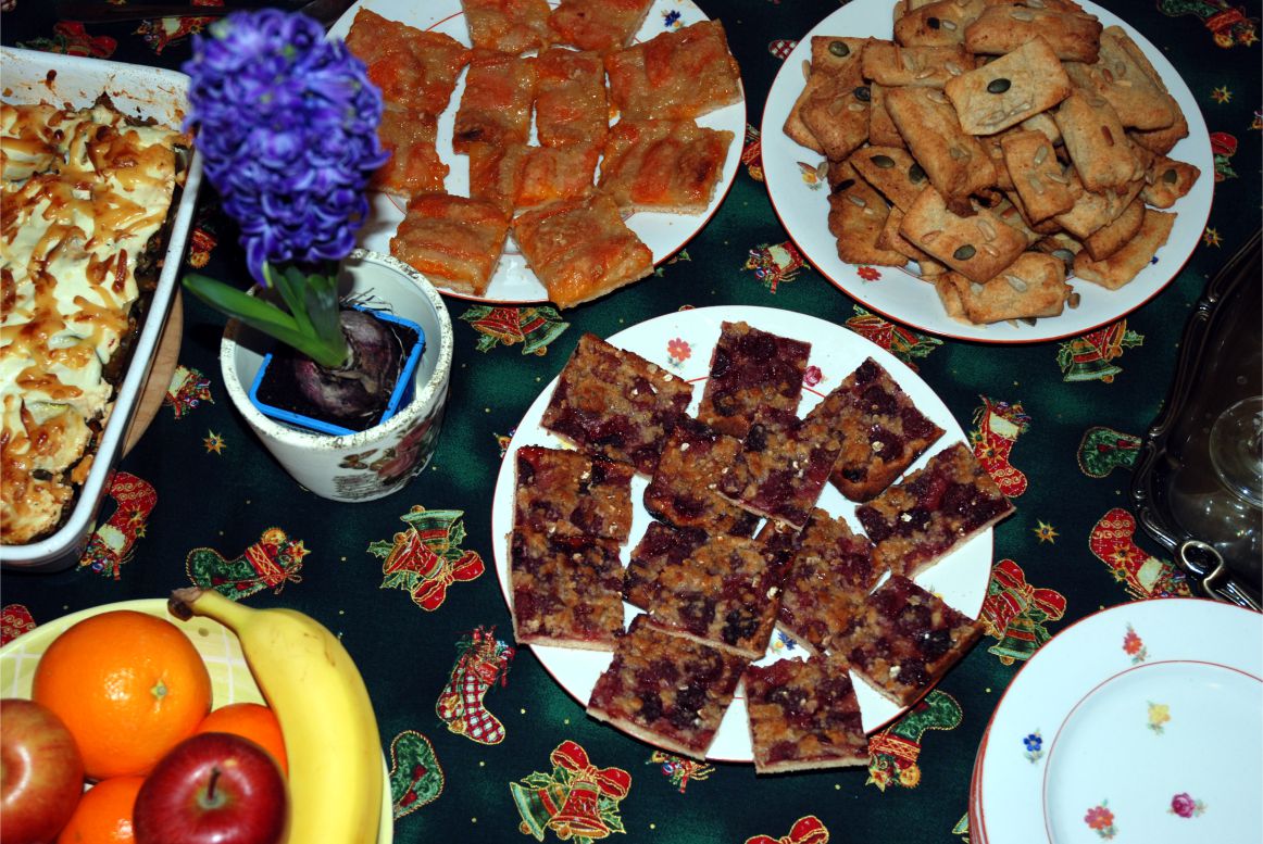 Már egy karácsonyi mintájú terítő is sokat hozzátesz a hangulatunkhoz. Főleg, ha még a sütik és a déligyümölcsök illatát is megérezzük...