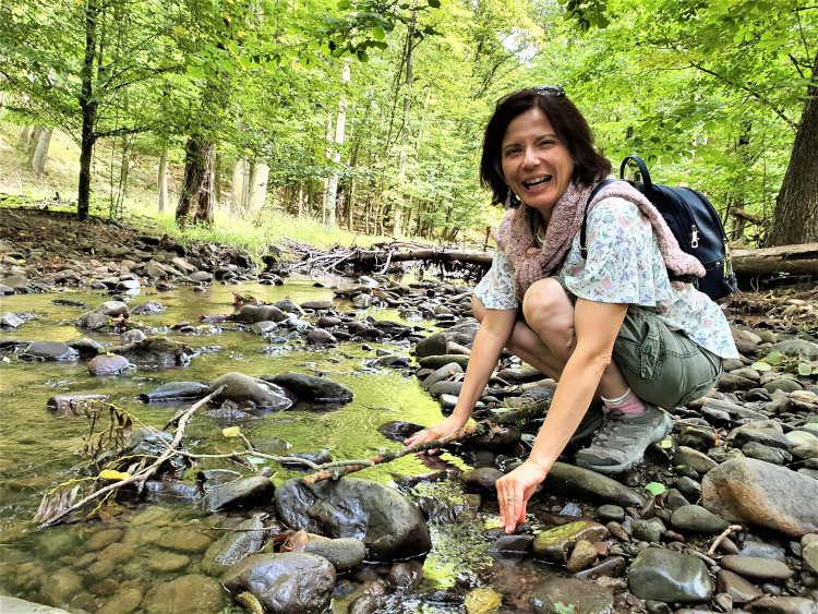 Kirándulás közben lépjünk kapcsolatba az elemekkel, például a patak vizével!