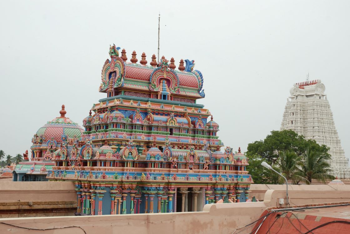 A legutóbbi nagyobb zarándokutam Dél-Indiába vitt. (A képen Srirangam, a híres templomváros - egyik díszes kapuja egy lapostetőről fényképezve.) Vajon hová visz a következő zarándokút?