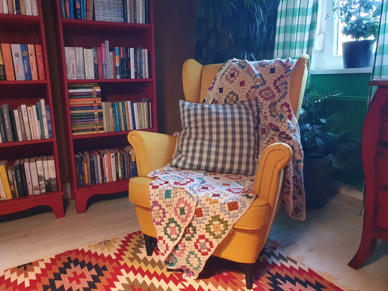 A nappali egy részlete. Éva szerint a legegyszerűbb ikeás bútorokat is egyedivé tudjuk tenni egy doboz festékkel és persze egy jól megválasztott színnel.